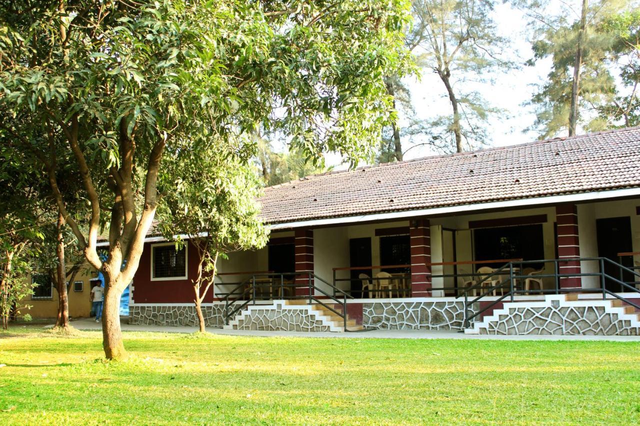 Pinewood Resort Карджат Экстерьер фото